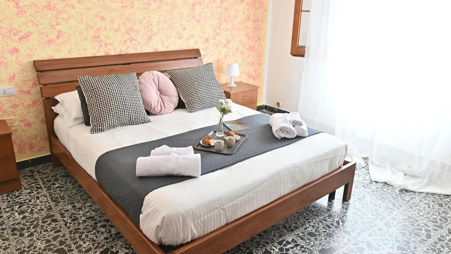 Izzhome Central Room بولا