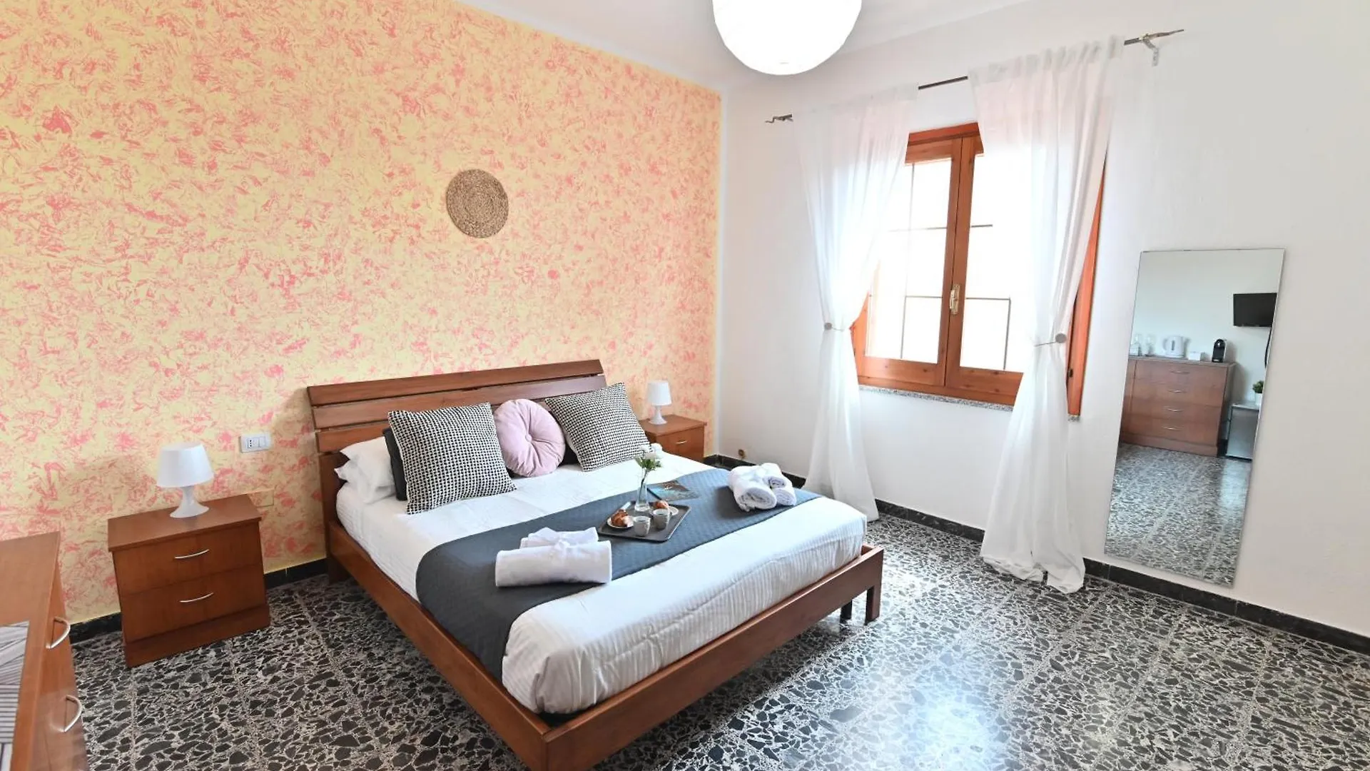Izzhome Central Room Pula 0*,
